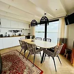 보트호텔 Surla Houseboat 