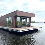 보트호텔 Surla Houseboat 